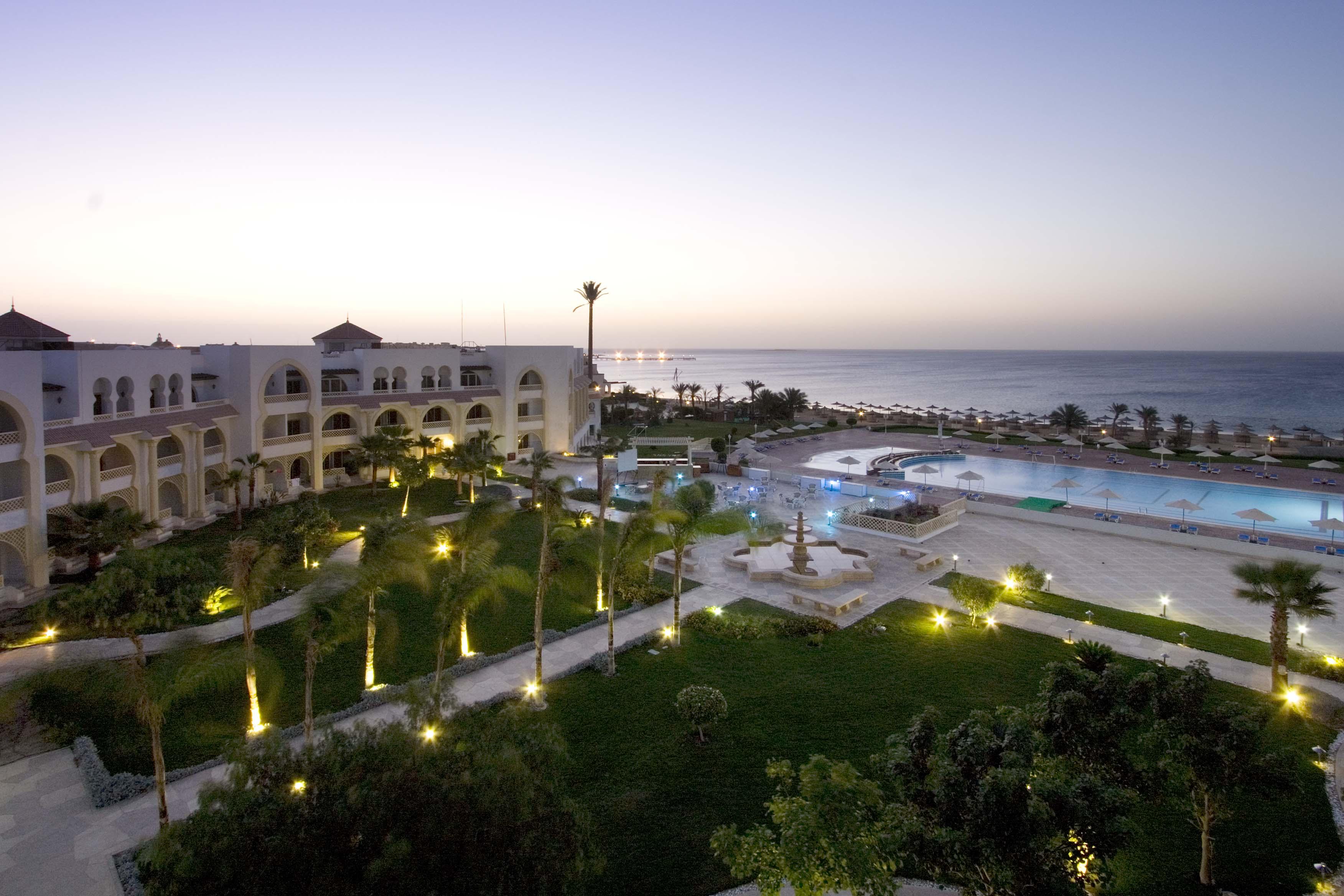Old Palace Resort Sahl Hasheesh Хургада Екстериор снимка The resort at night