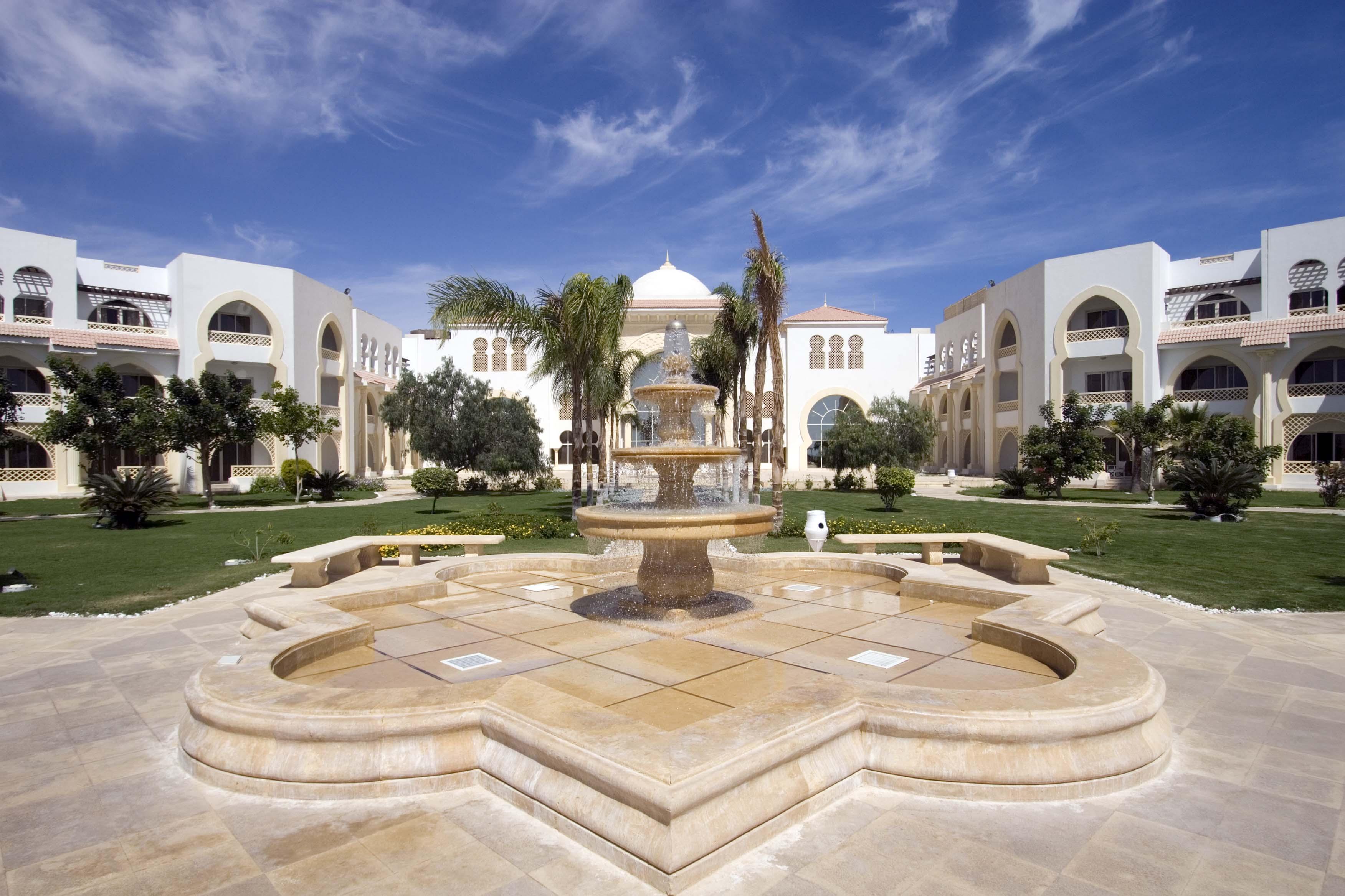 Old Palace Resort Sahl Hasheesh Хургада Екстериор снимка The American University of Ras Al Khaimah
