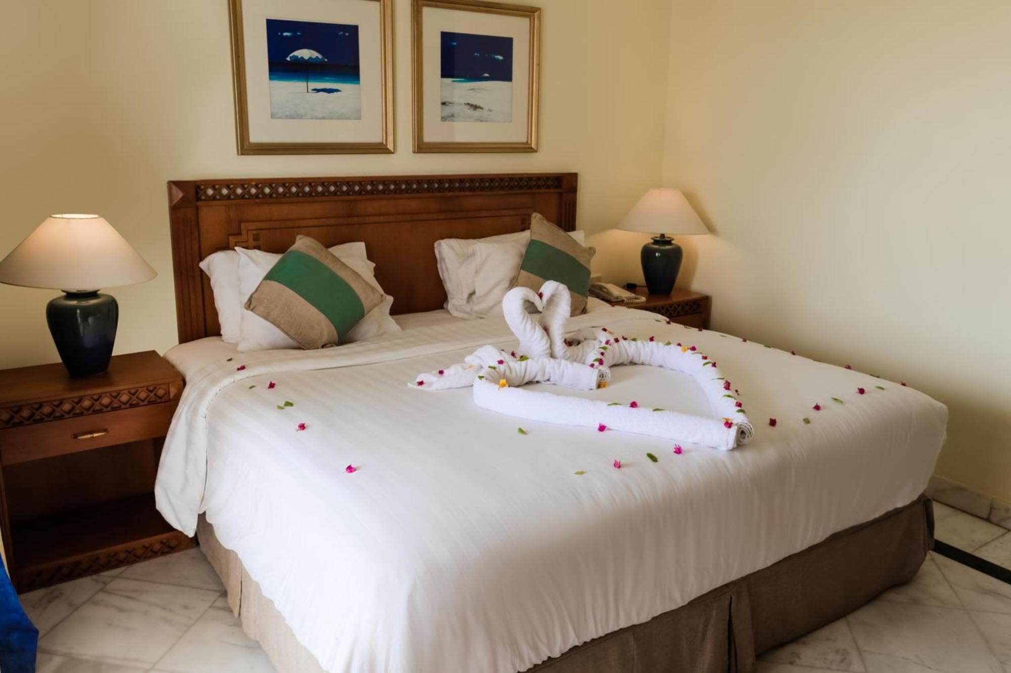 Old Palace Resort Sahl Hasheesh Хургада Екстериор снимка A bed with a bedsheet