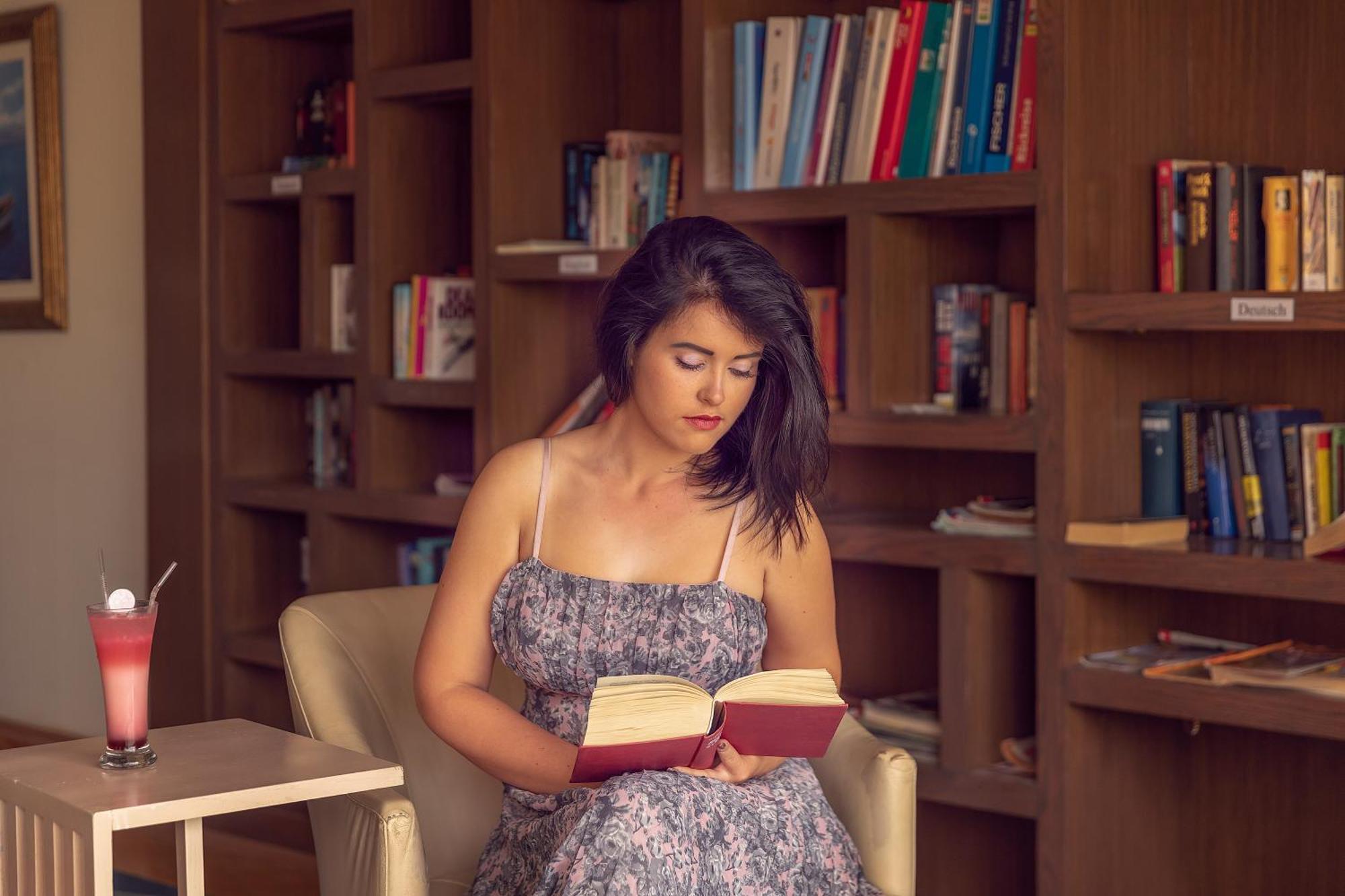 Old Palace Resort Sahl Hasheesh Хургада Екстериор снимка A woman reading a book