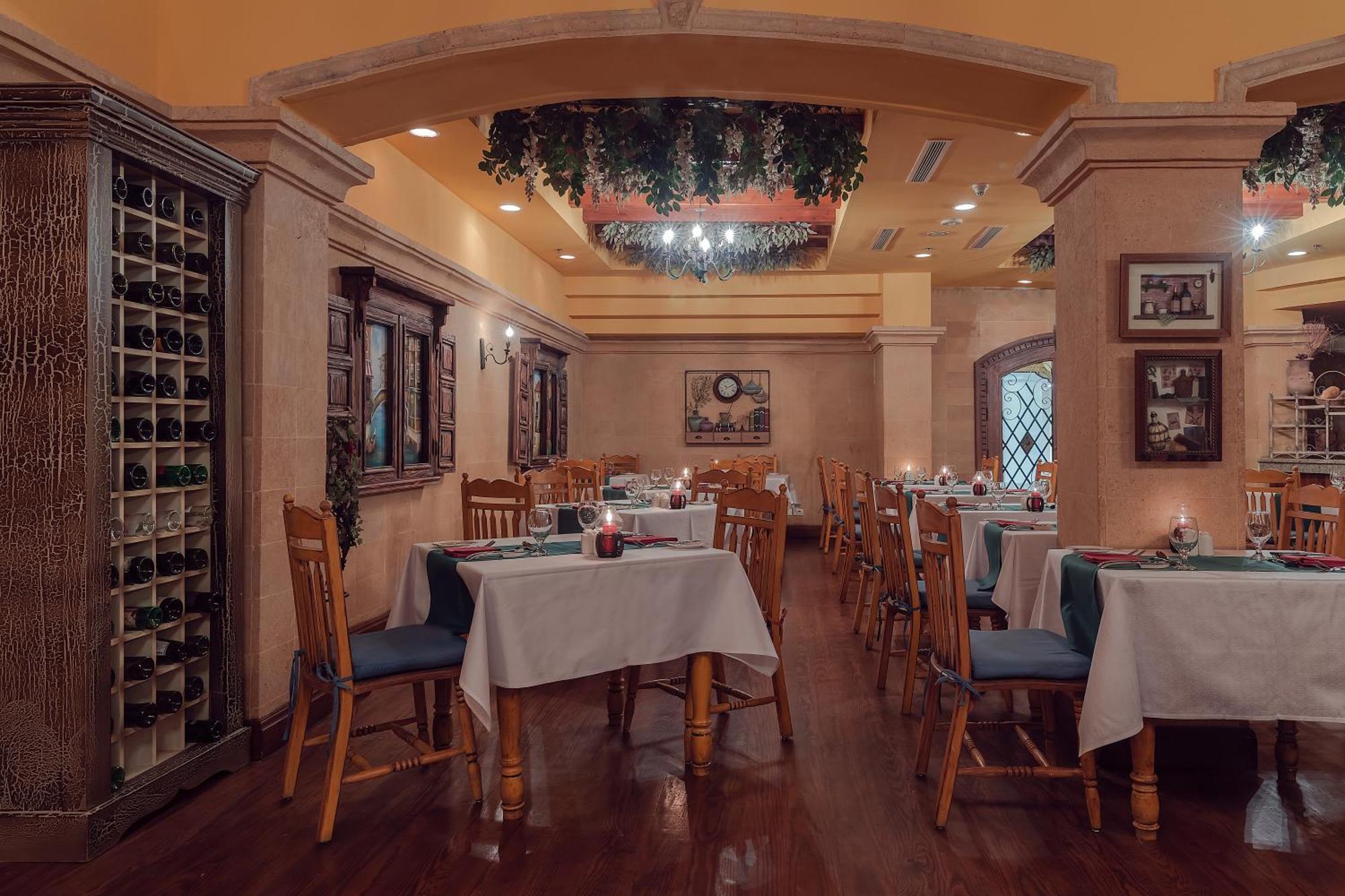 Old Palace Resort Sahl Hasheesh Хургада Екстериор снимка The restaurant's interior